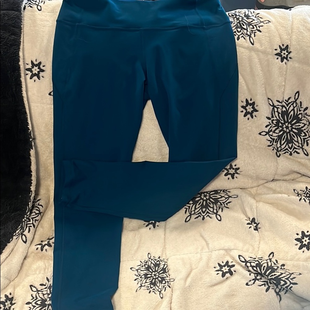XL Under Armour workout leggings. Caribbean blue